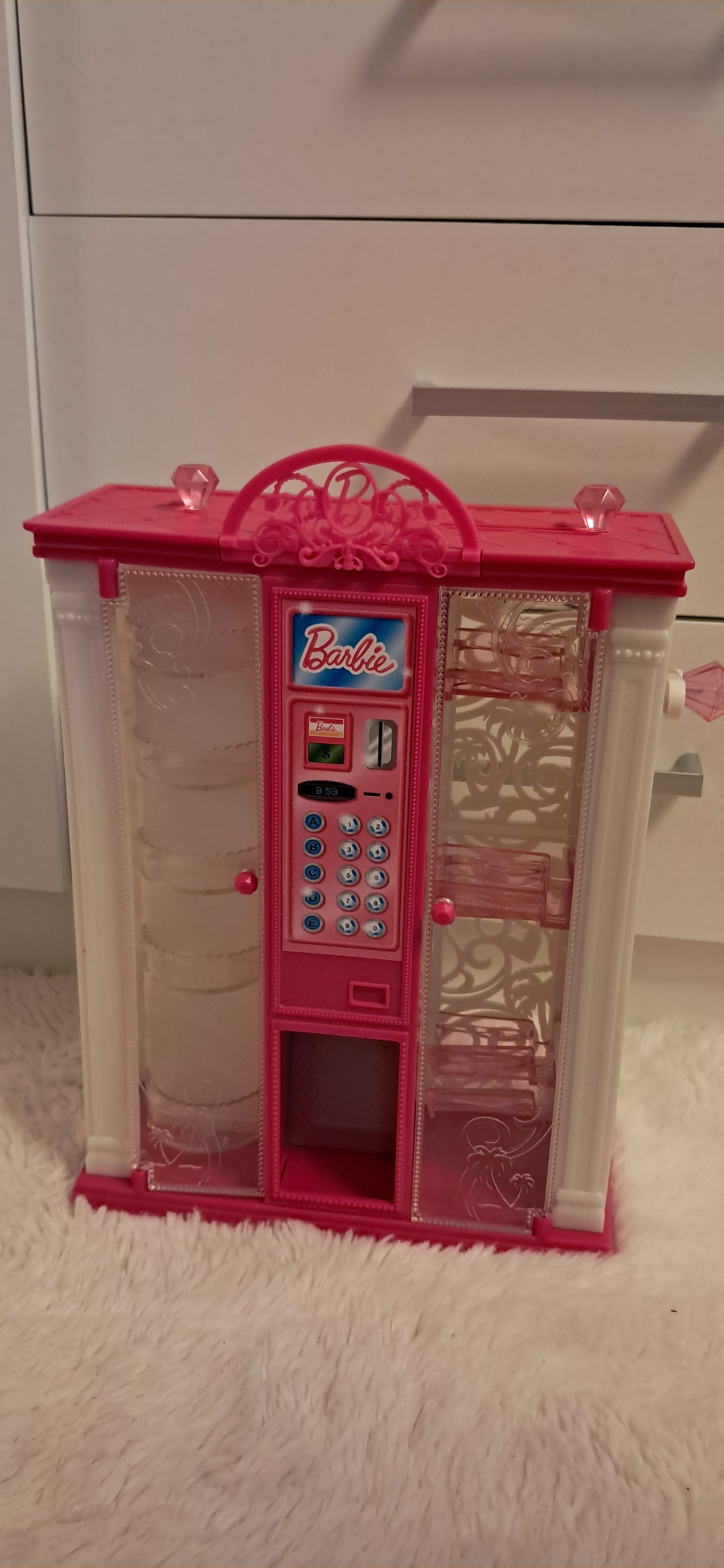 Barbie vaatekaappi ja asusteita