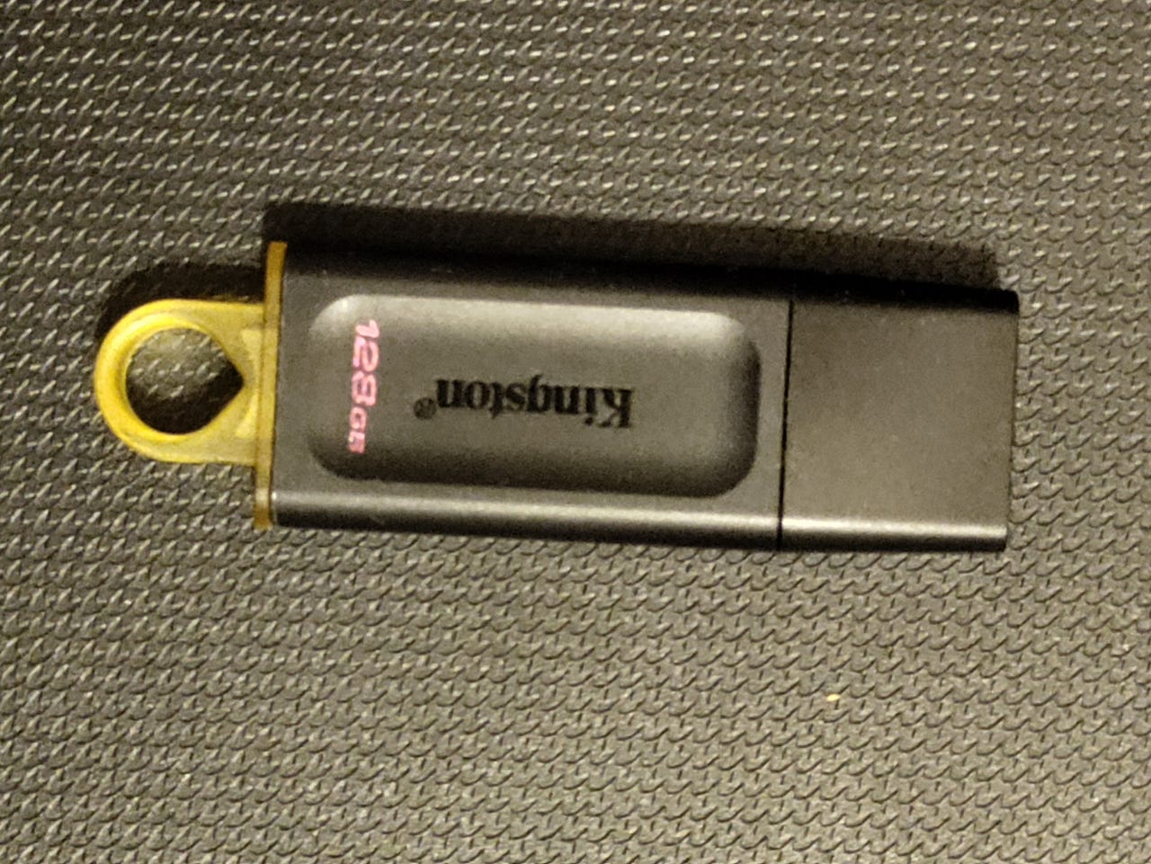 Myydään: Kingston DataTraveler Exodia 128GB USB-muisti (USB 3.2)