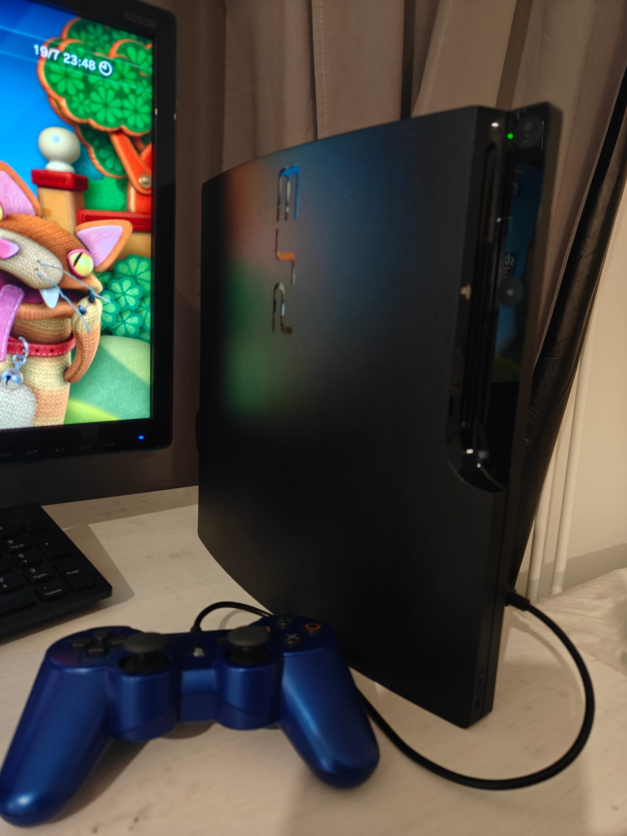 PlayStation 3 Slim -pelikonsoli+ 1, klp DualShock 3 -ohjain