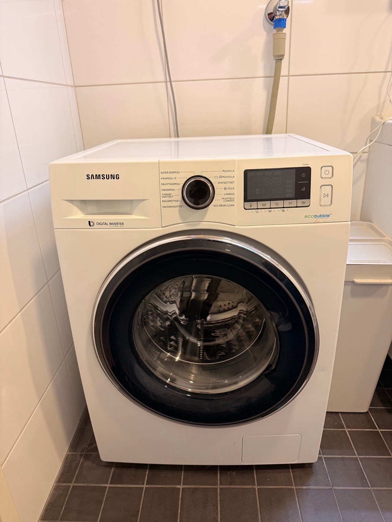 Samsung edestä täytettävä pesukone 9kg, valkoinen (Malli: WW80J54