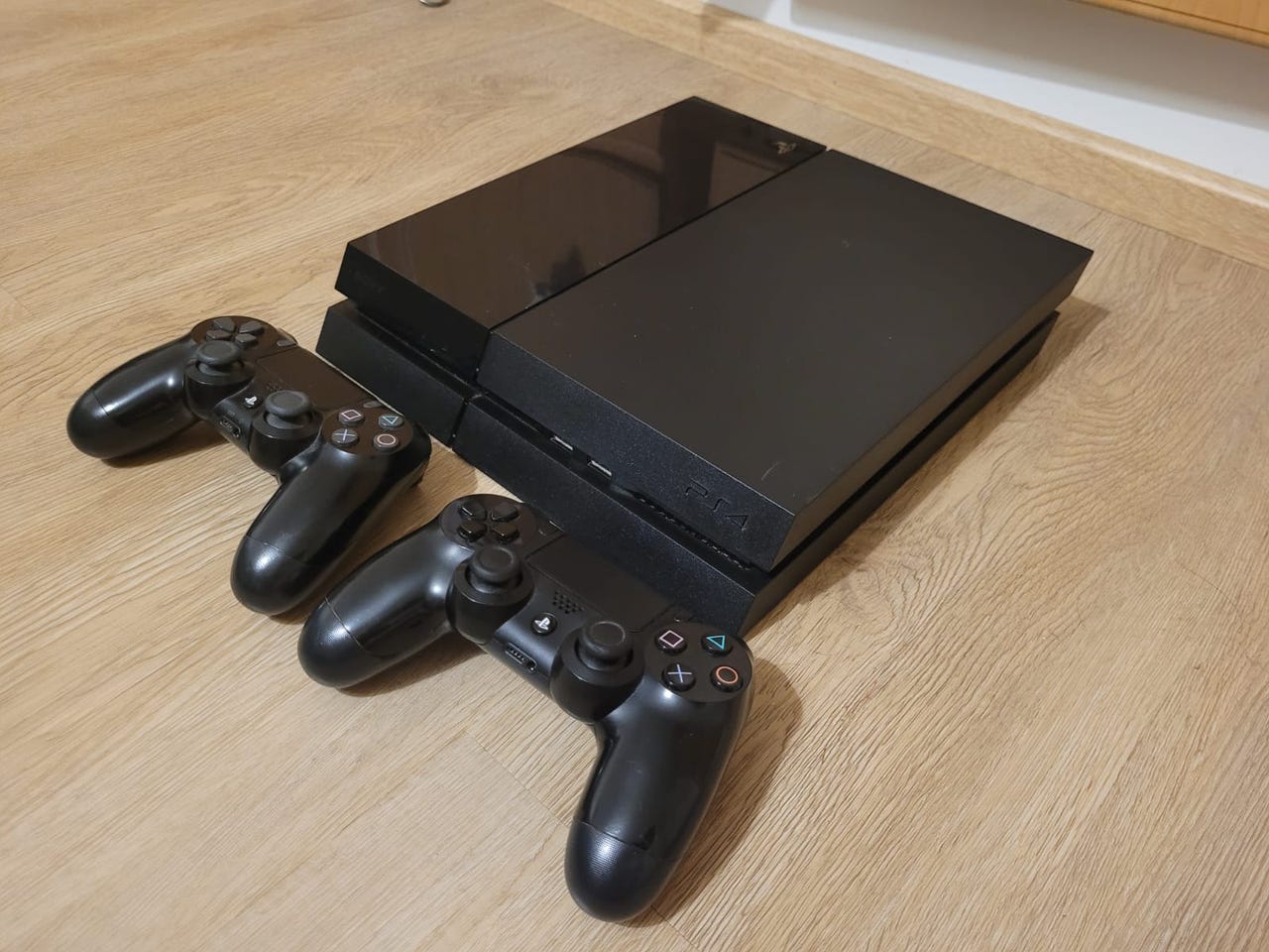 Ps4 huollettu + 2 ohjainta