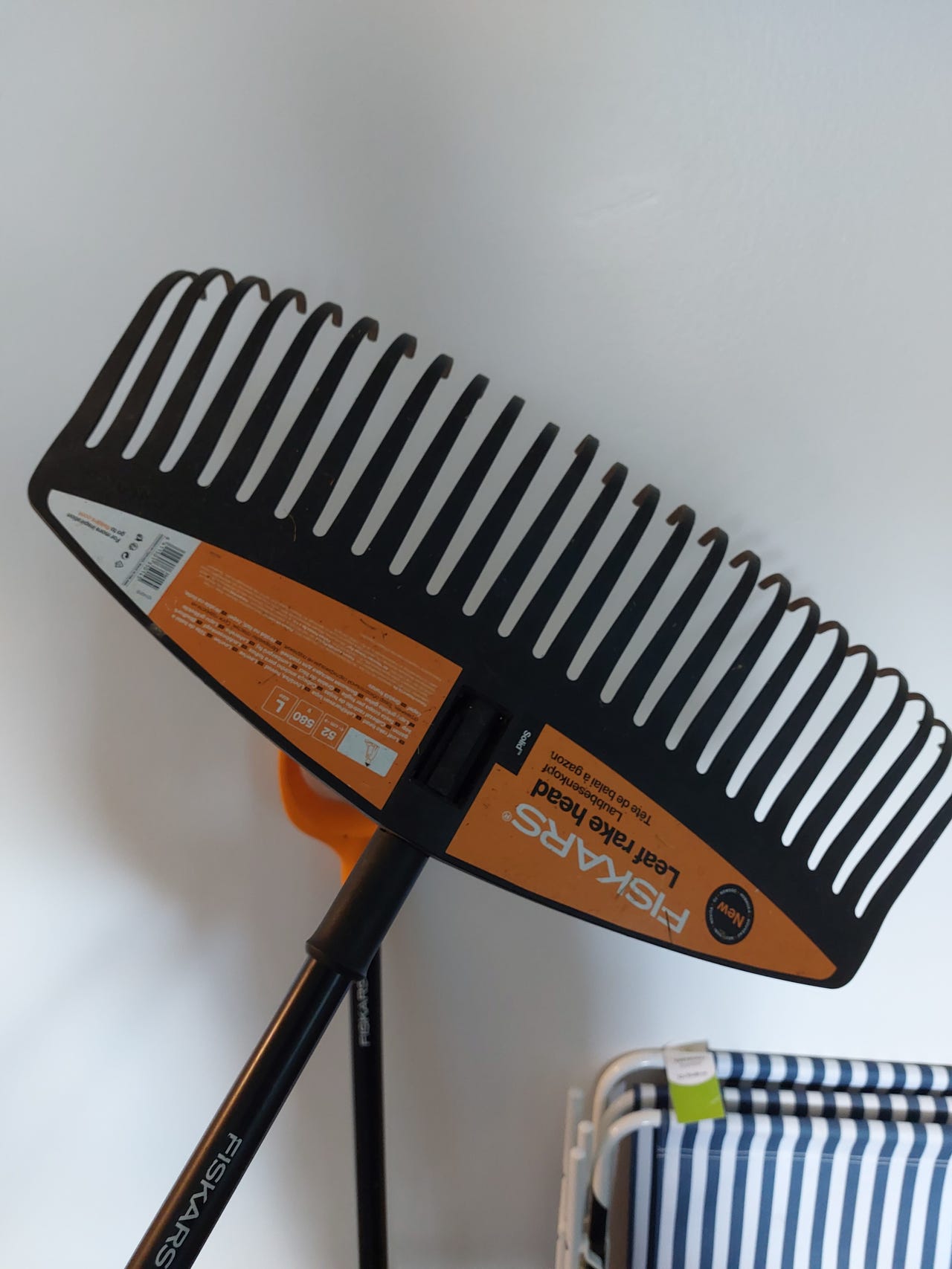 Fiskars lehtiharava varrella