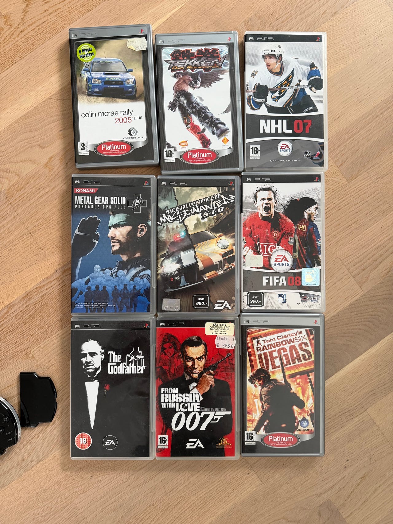 PSP Slim lite -konsoli, 9 peliä ja 18 leffaa