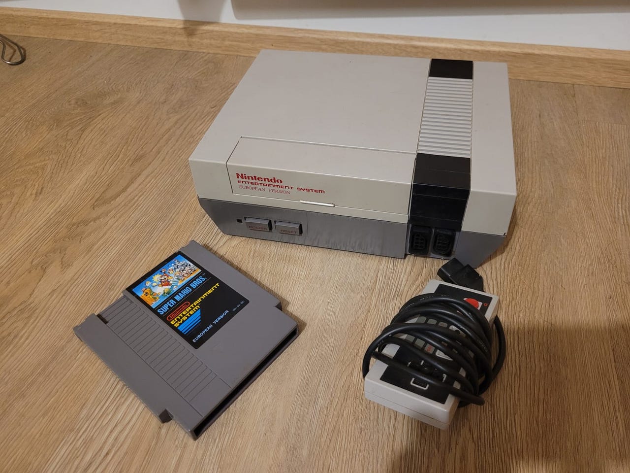 Nintendo 8-bit + ohjain ja peli