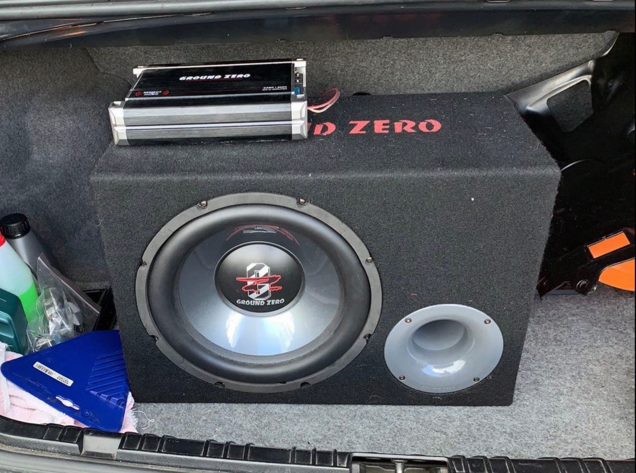 Ground Zero 12” subwoofer ja vahvistin