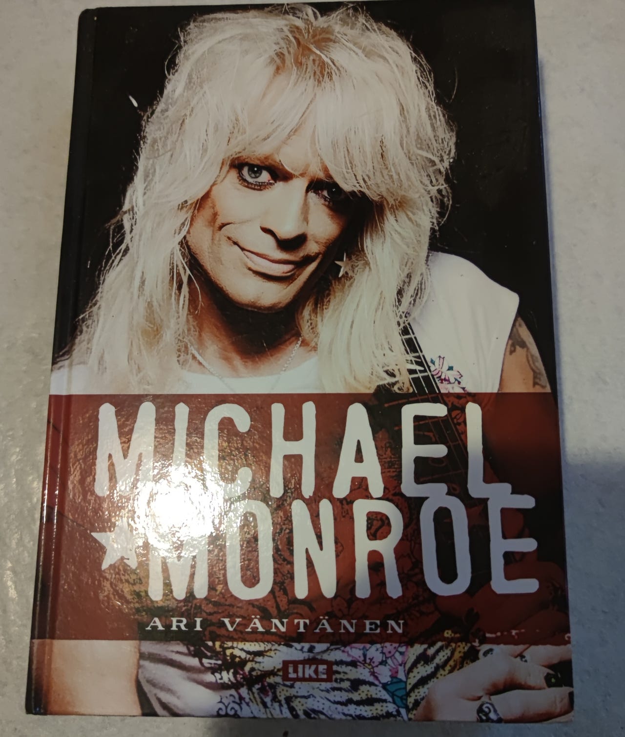 Ari Väntänen Michael Monroe -kirja