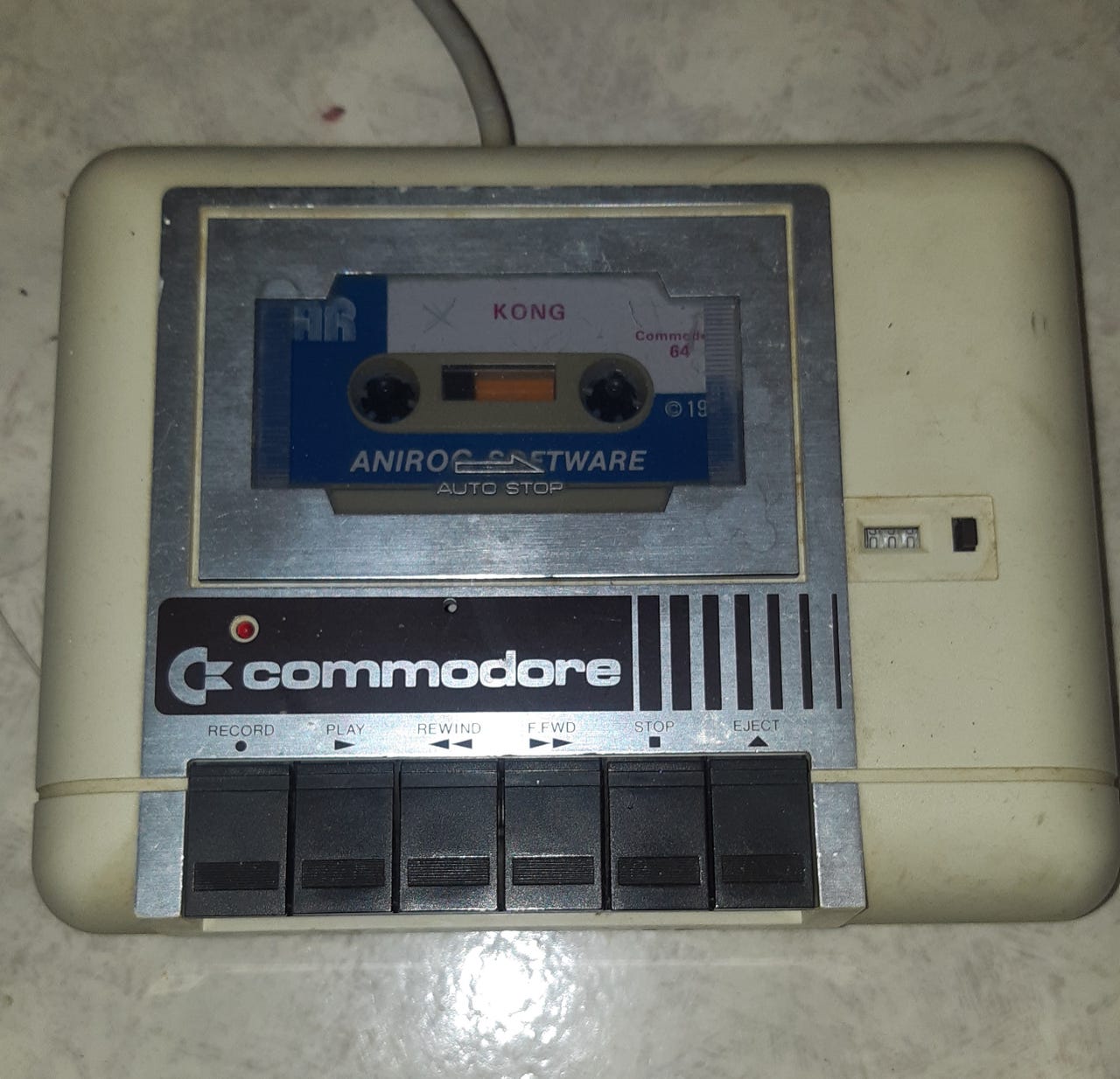 Commodore 64 kasettiasema + 1 ohjain