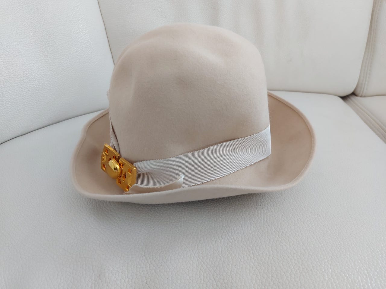 Vaalea vintage hattu