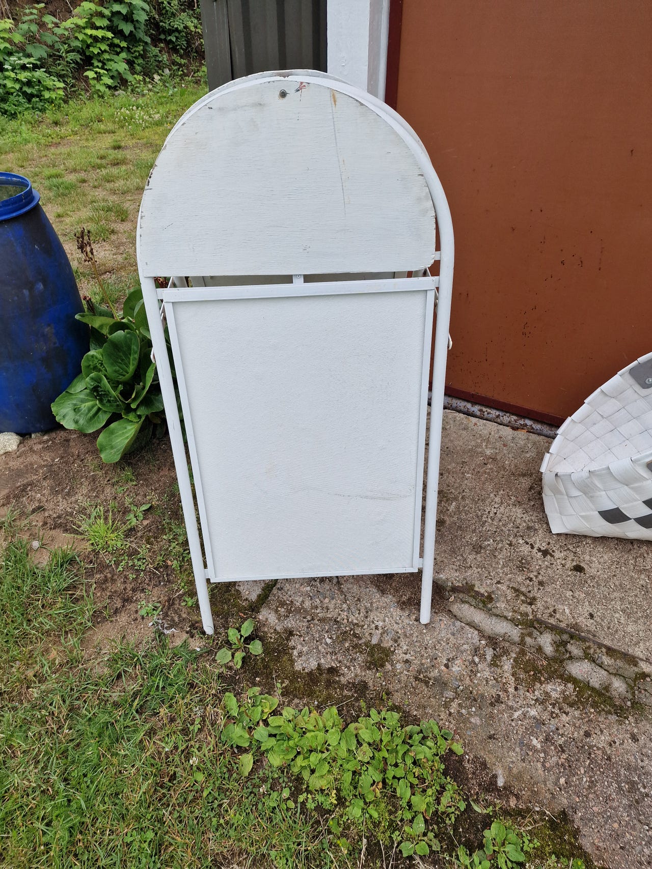 Valkoinen metallinen mainosteline / A-teline