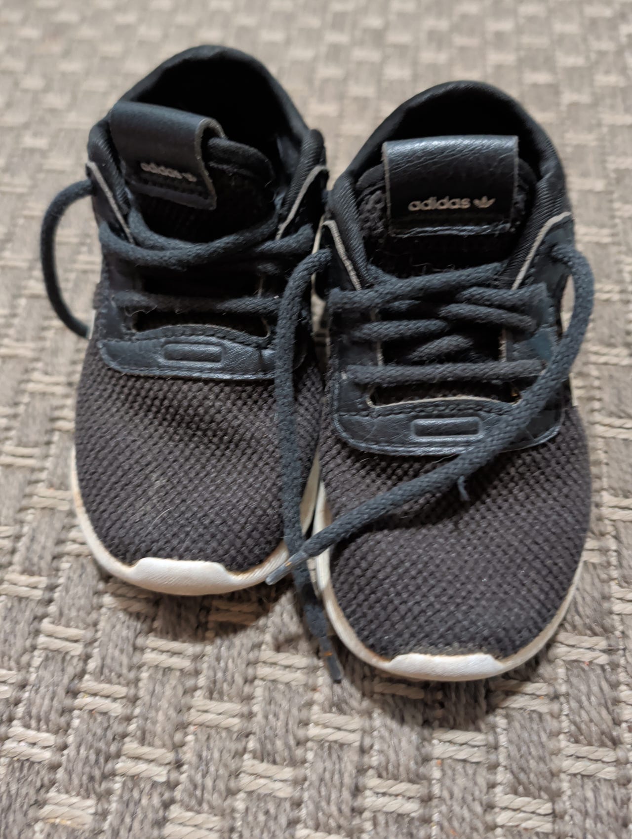 Adidas lenkkarit koko 23