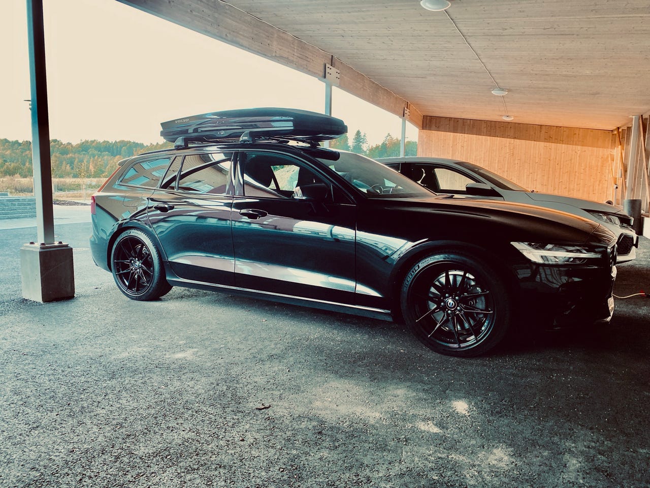 Thule WingBar -kattotelineet ja suksiboksi V60