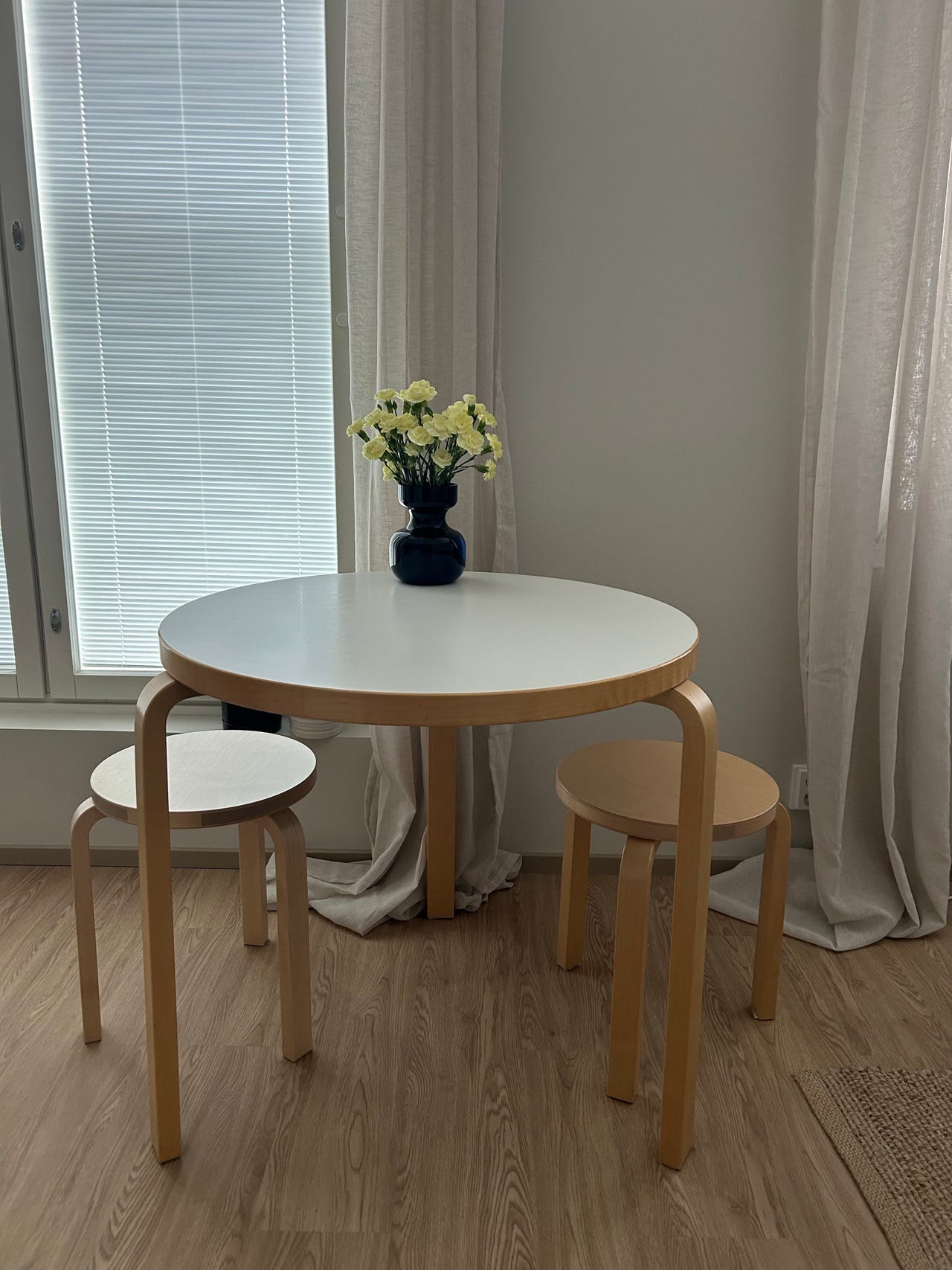 Artek 90B pöytä ja jakkarat