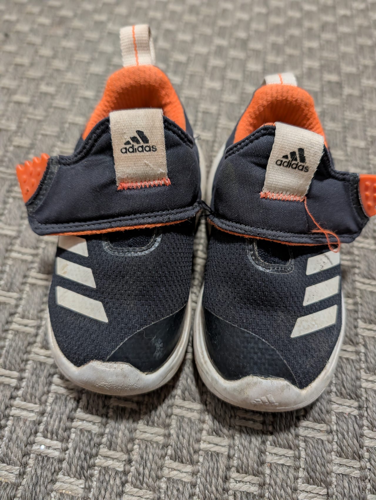Adidas lenkkarit koko 22