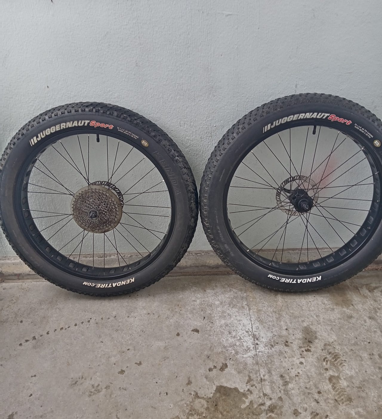 Fatbike 26×4.0 renkaat ja vanteet.