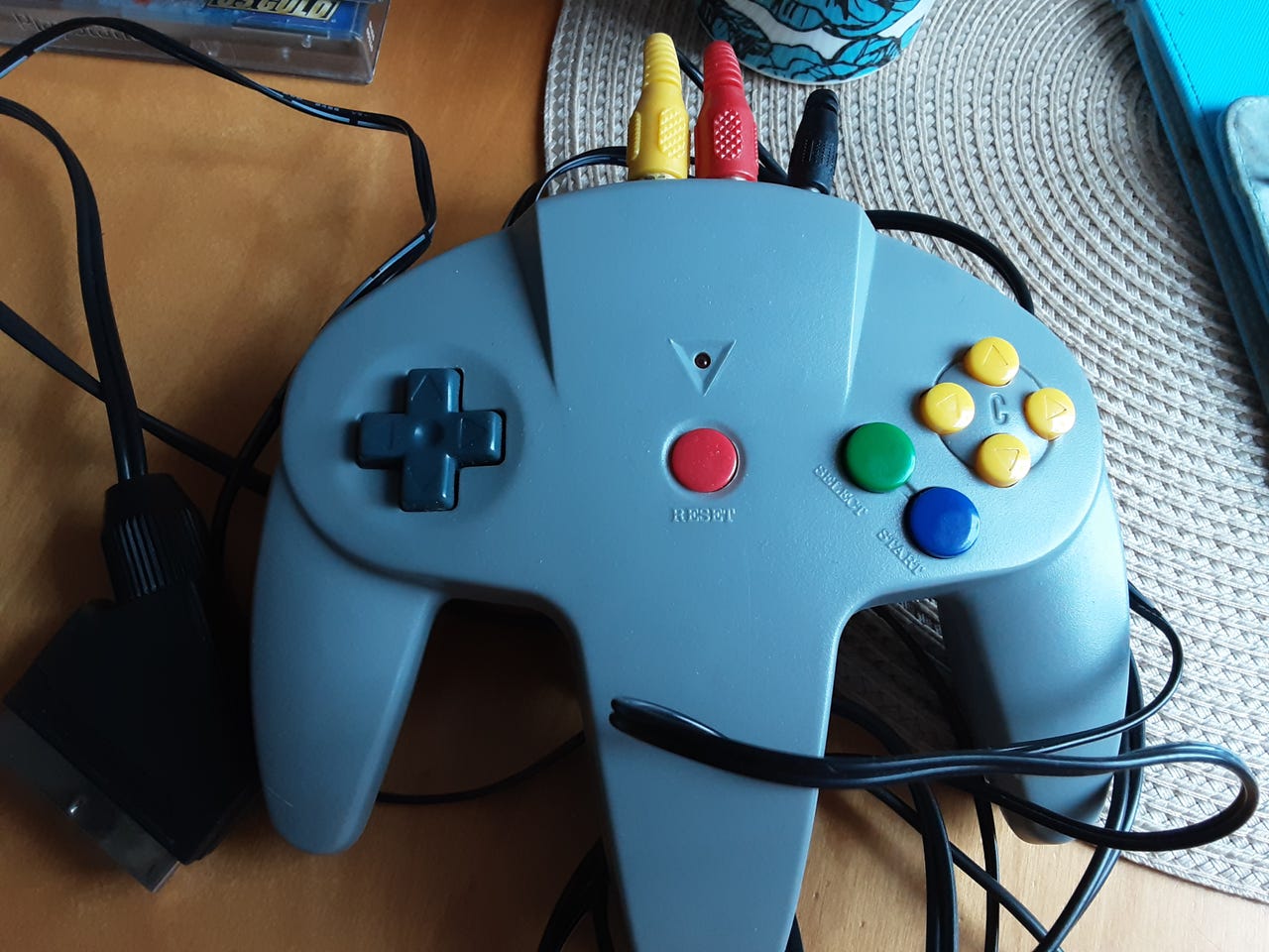 Peliohjain ,mukana virtajohto ja Scart johto