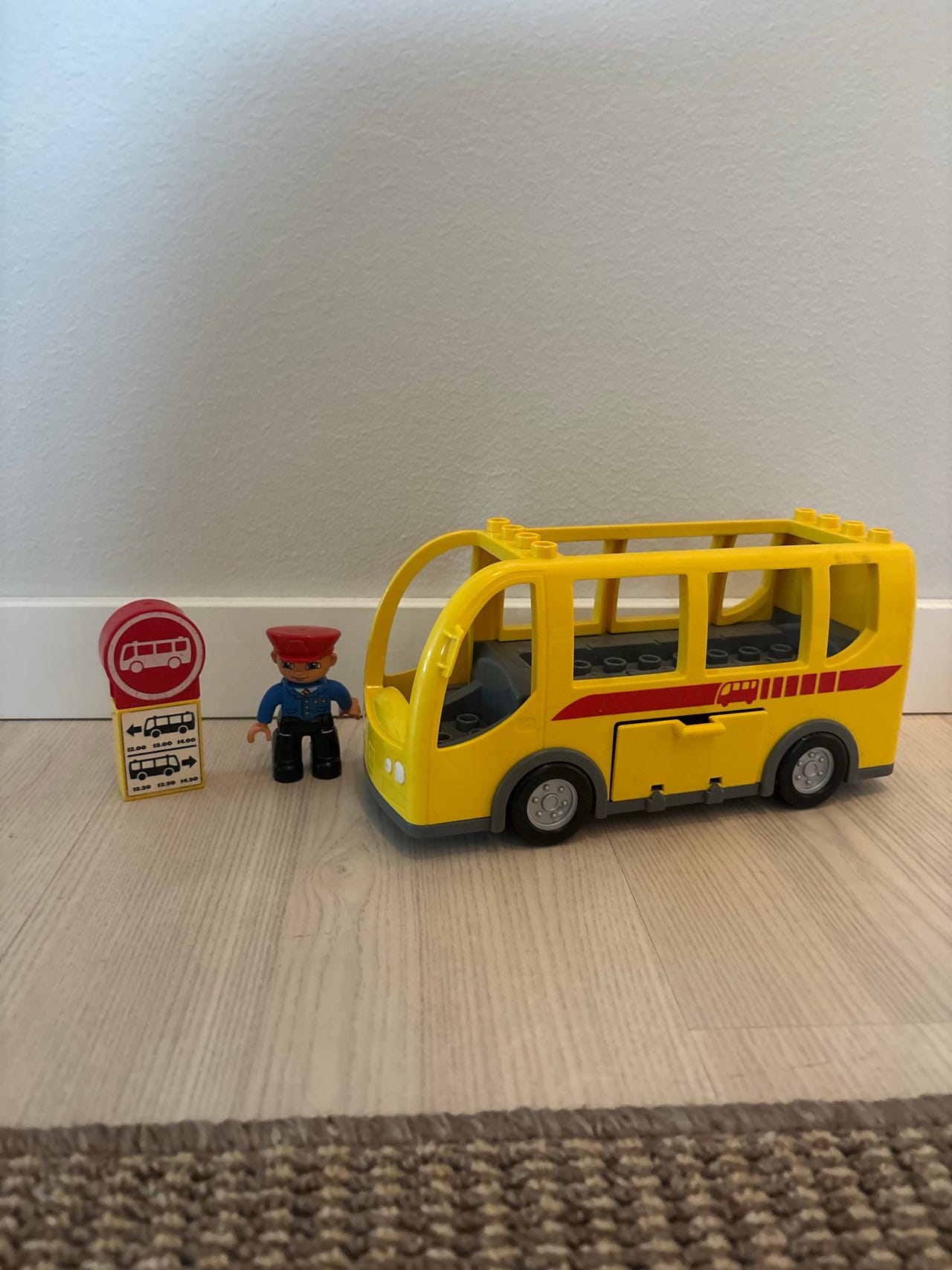 LEGO DUPLO City keltainen linja-auto ja kuljettaja