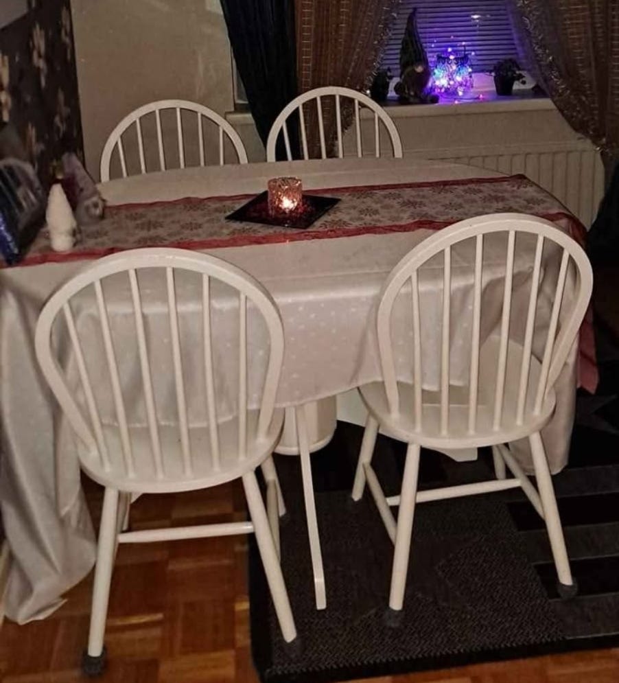 Täyspuinen jatkettava pöytä ja 4 tuolia
