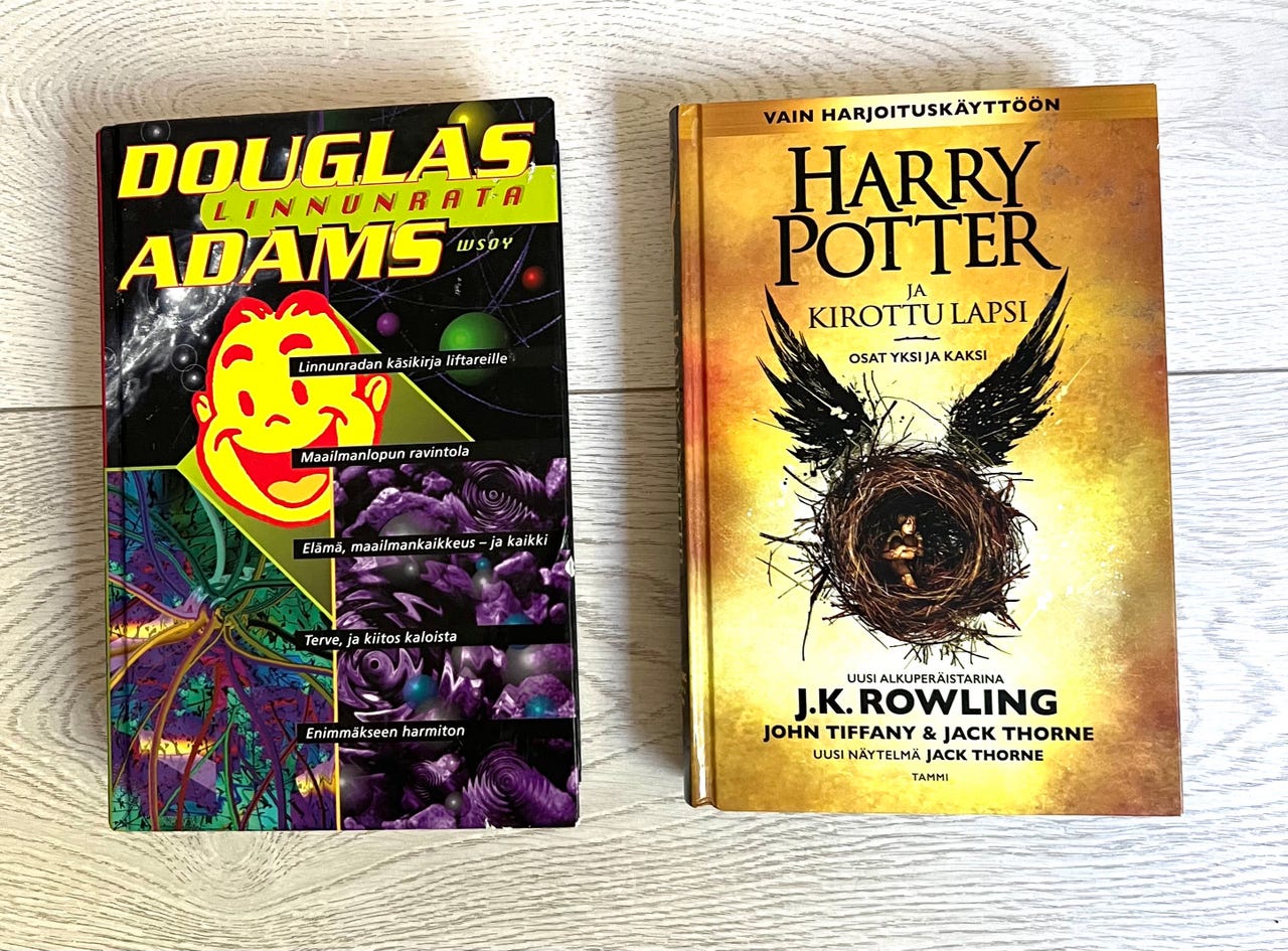 Harry Potter ja kirottu lapsi + Douglas Adams Linnunradan käsikir