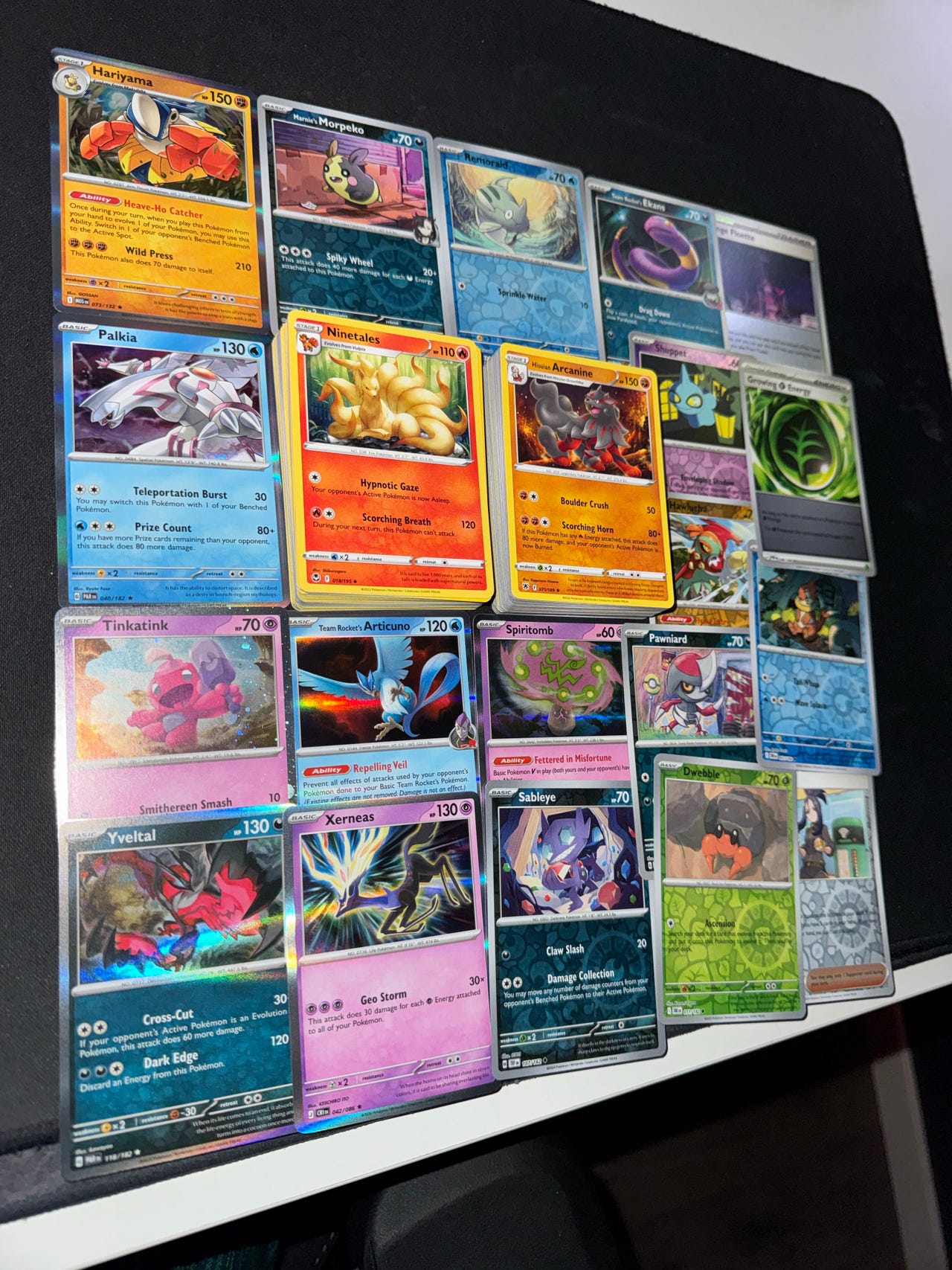 Yli 110kpl uudehkoja Pokemon kortteja (19kpl holoja)