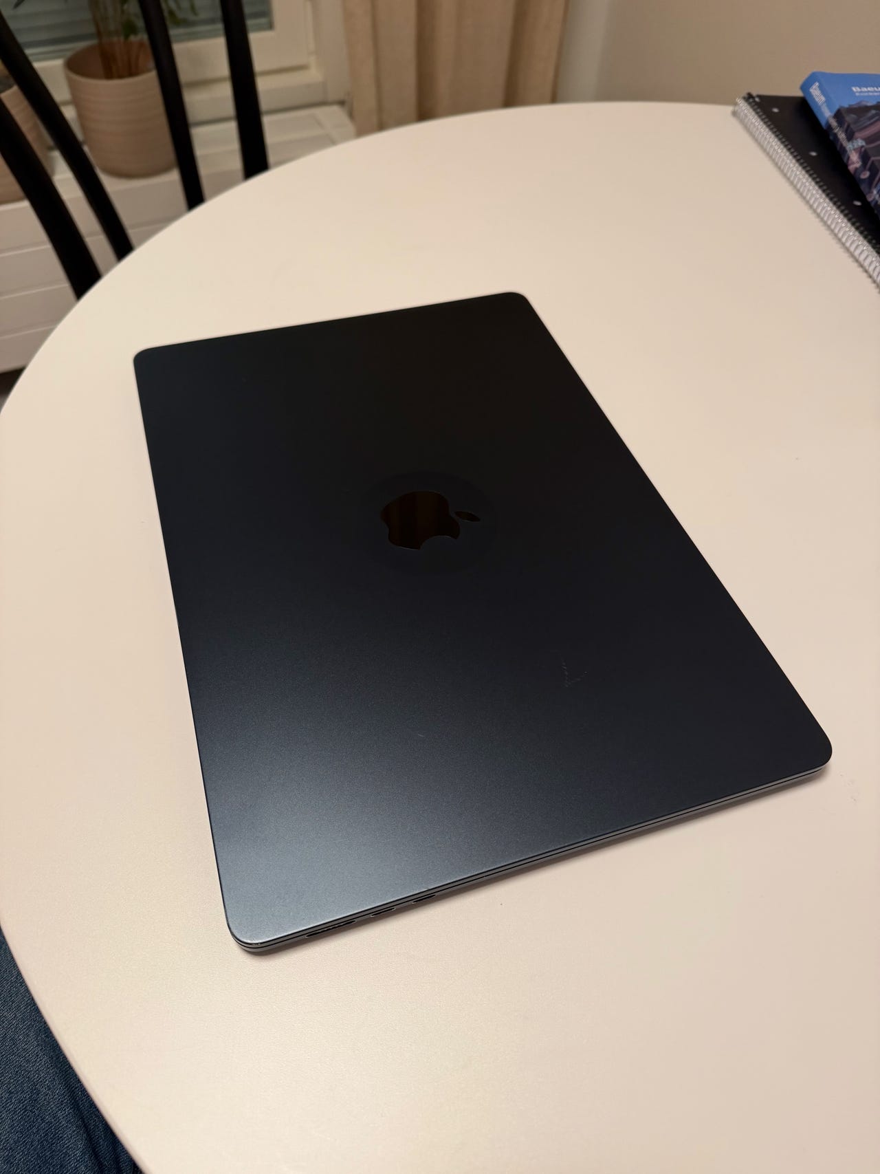 MacBook Air 15” M2 (2023) – 8 Gt / 256 Gt / Akku 90% / Laturi ja
