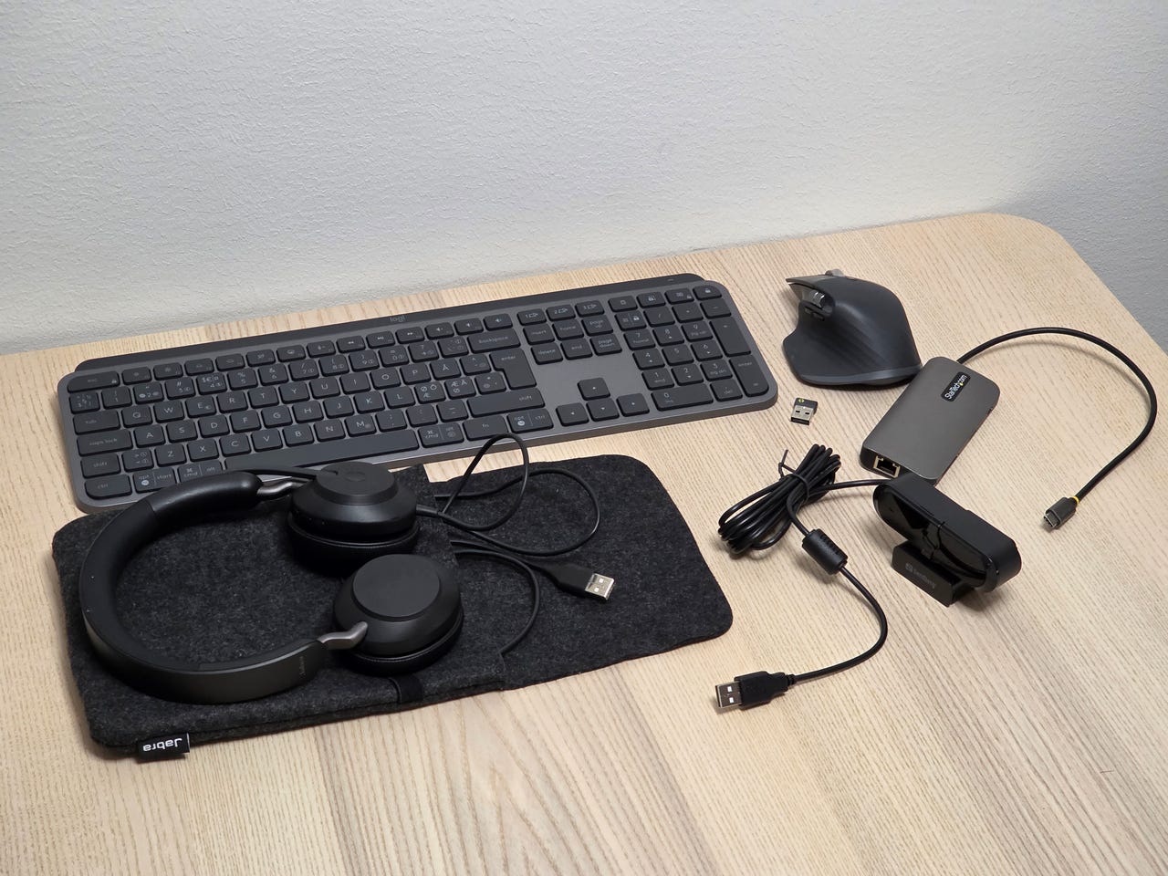 MX Keys S Combo, Jabra-kuulokkeet, USB-C Hubi ja web-kamera | Tori