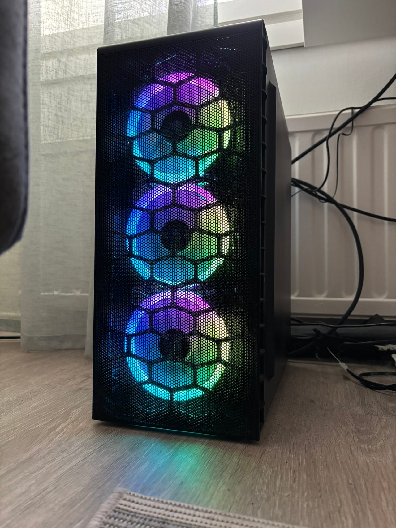 Jimm's Gamer Scryer 4060 Ti pelitietokone + 2 x 27