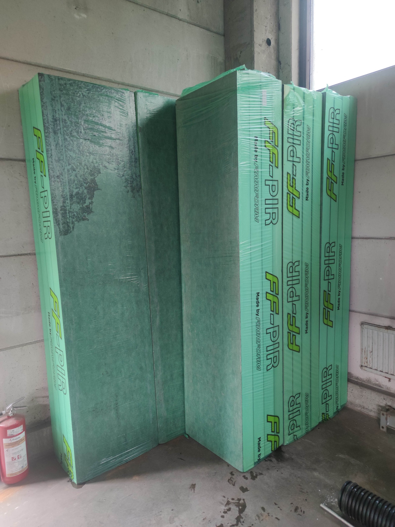 Finnfoam 100mm FF PIR BI 600x2400 BITUMIPINTAINEN PALONKEST V Tori