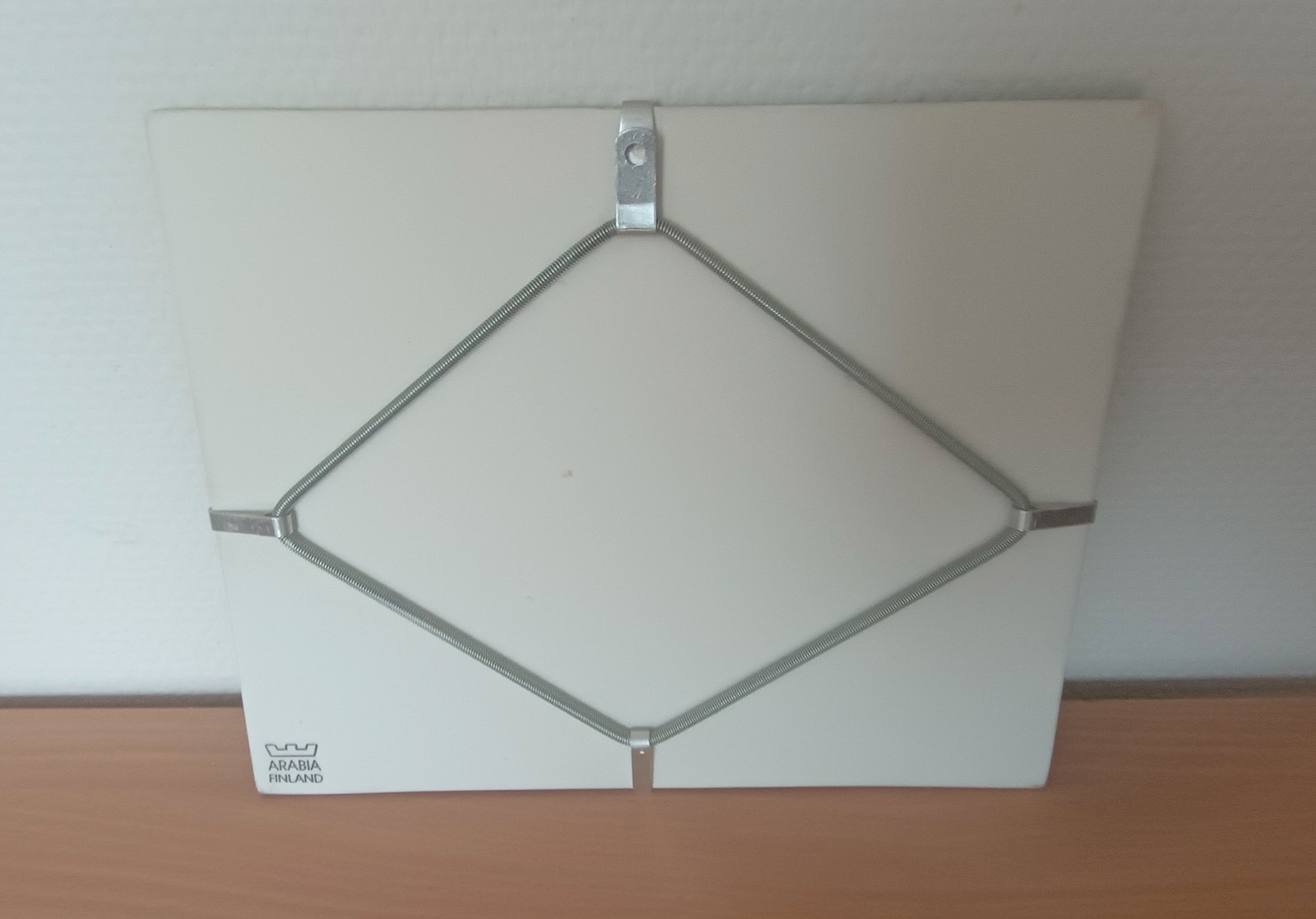 ARABIA ヘルヤ \"Punainen tupa ja perunamaa\" Arabia seinälaatta, Punainen tupa ja perunamaa, Heljä Liukko