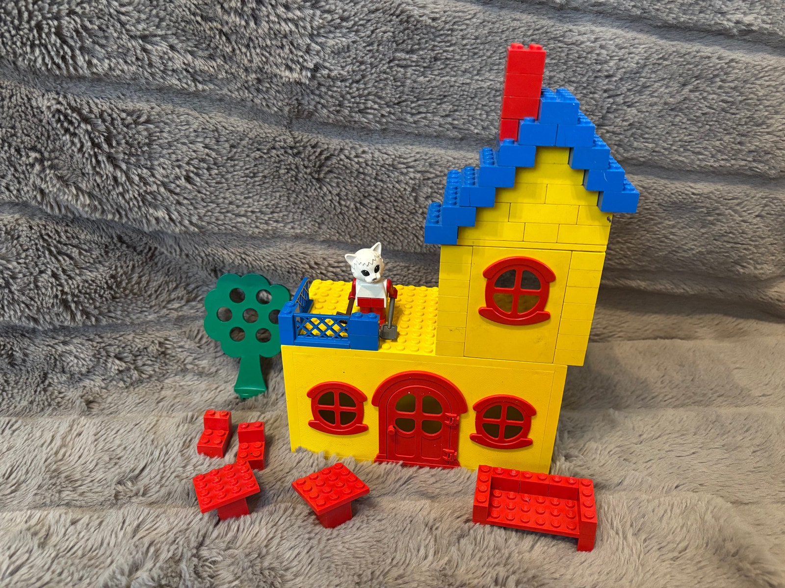 Paljon Lego Fabuland -hahmoja ja -settejä Tori