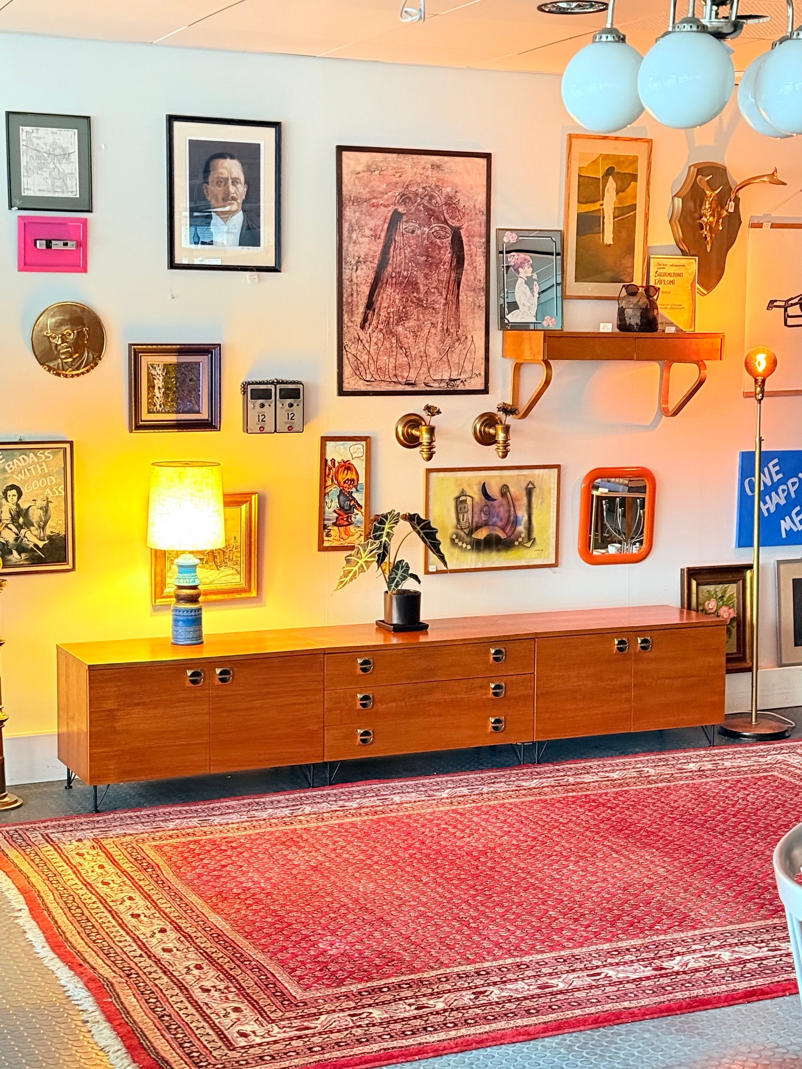 Oriq yalangoch yigitlarning fotosuratlari