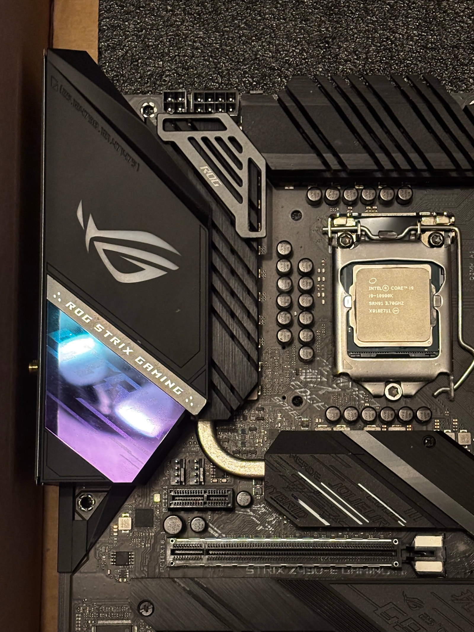 Intel i9-10900K ja ROG Strix Z490-E Gaming - Emolevy ja Prosessori