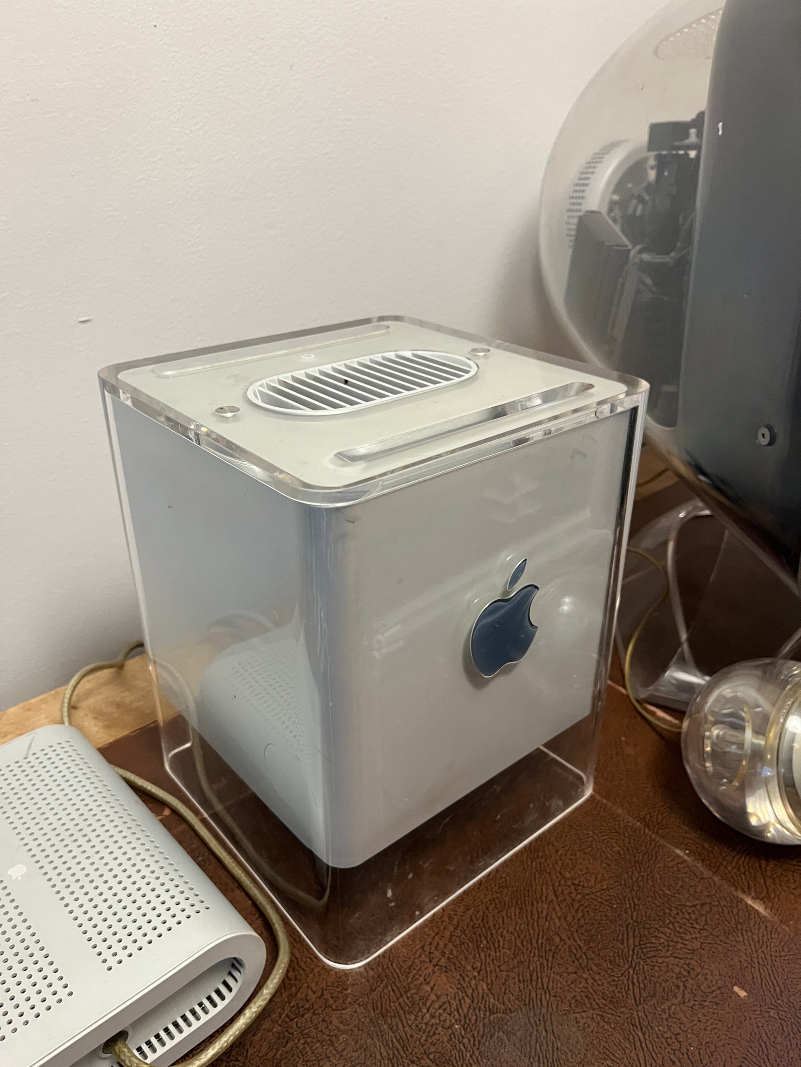 Apple Power Mac G4 Cube ja Apple Studio Display 17