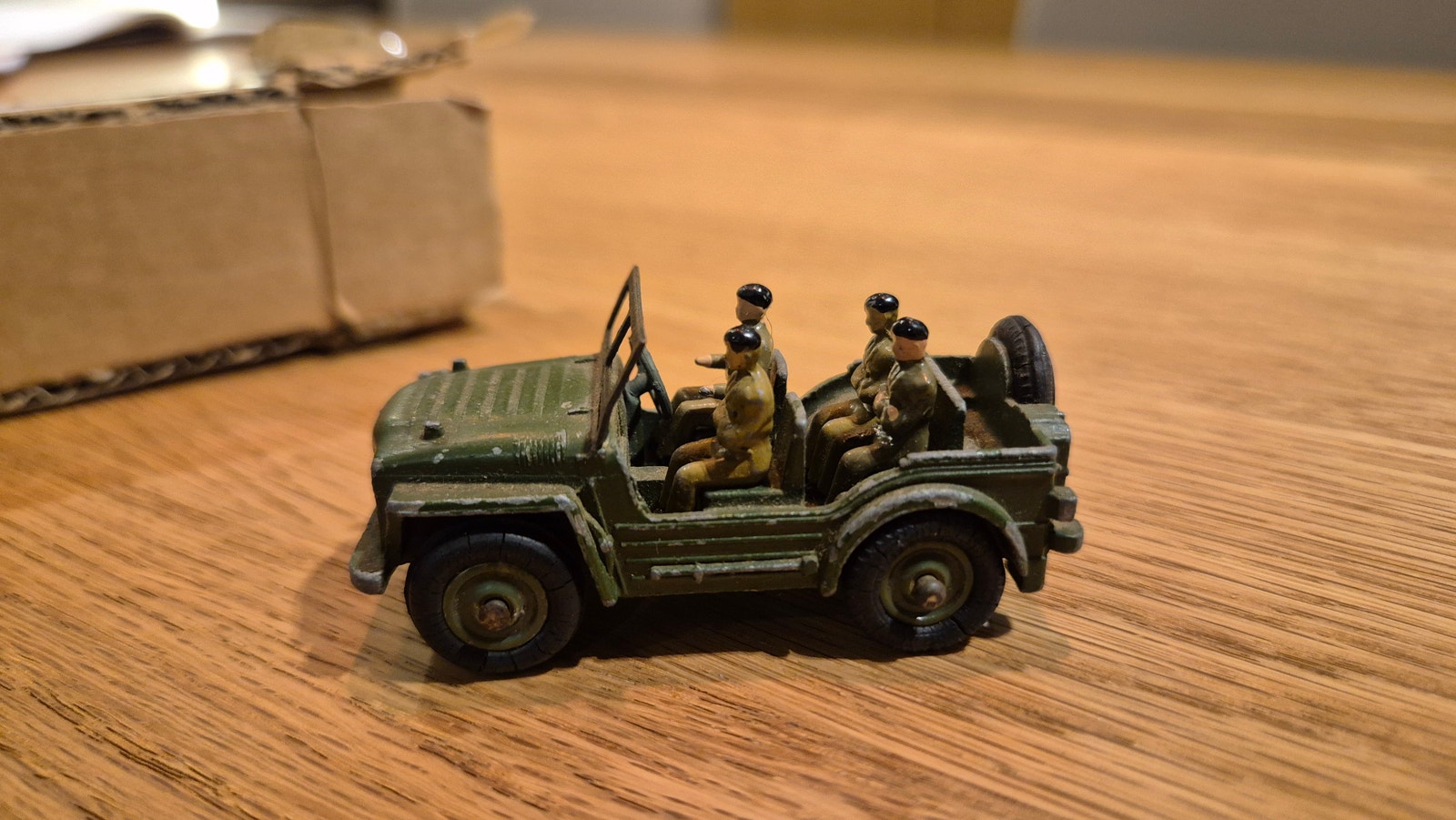 Dinky Toys 674 Austin Champ with 4 soldiers | Tori
