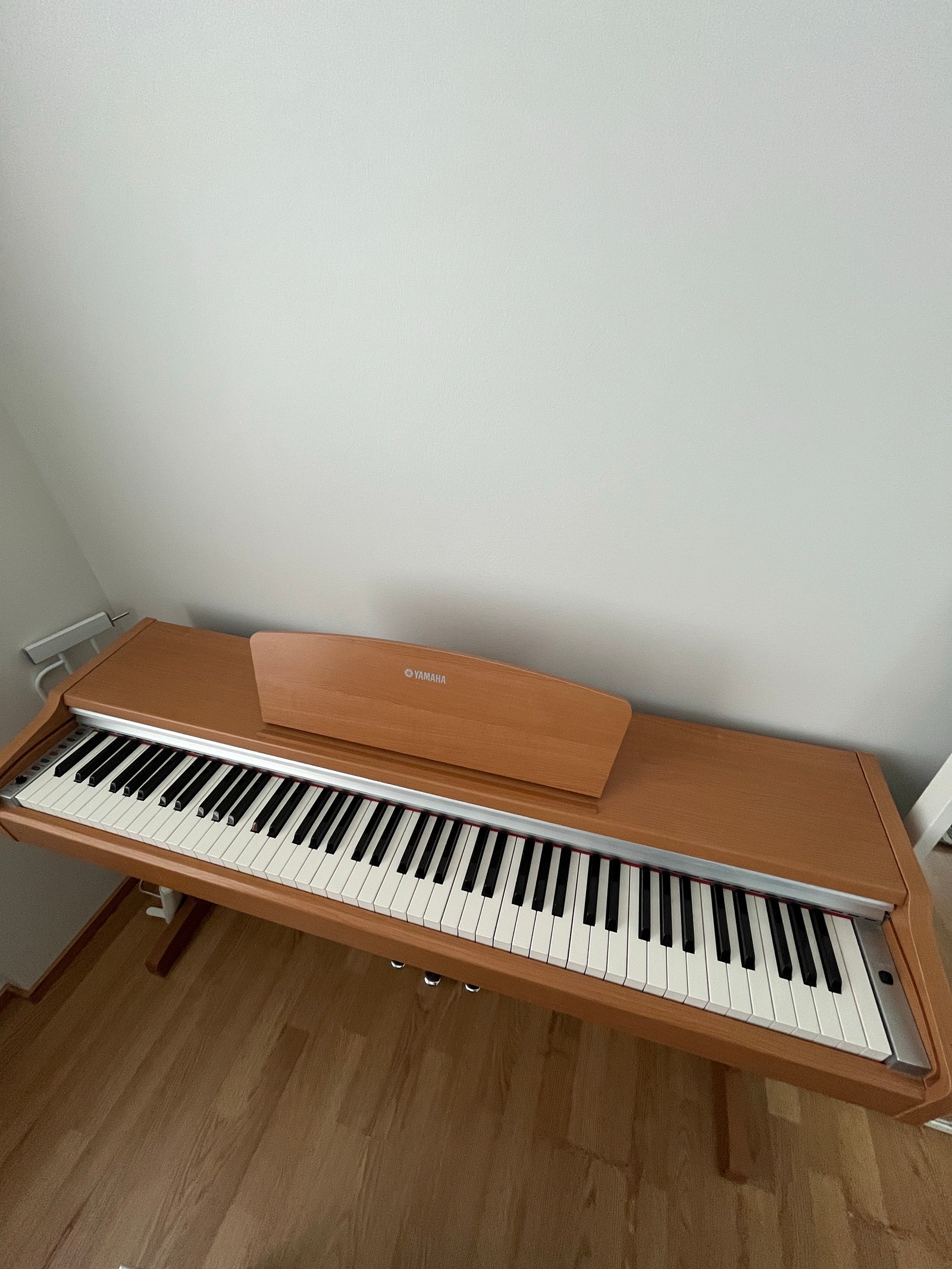 Yamaha YDP-131C digitaalipiano puunvärinen ja soittotuoli | Tori