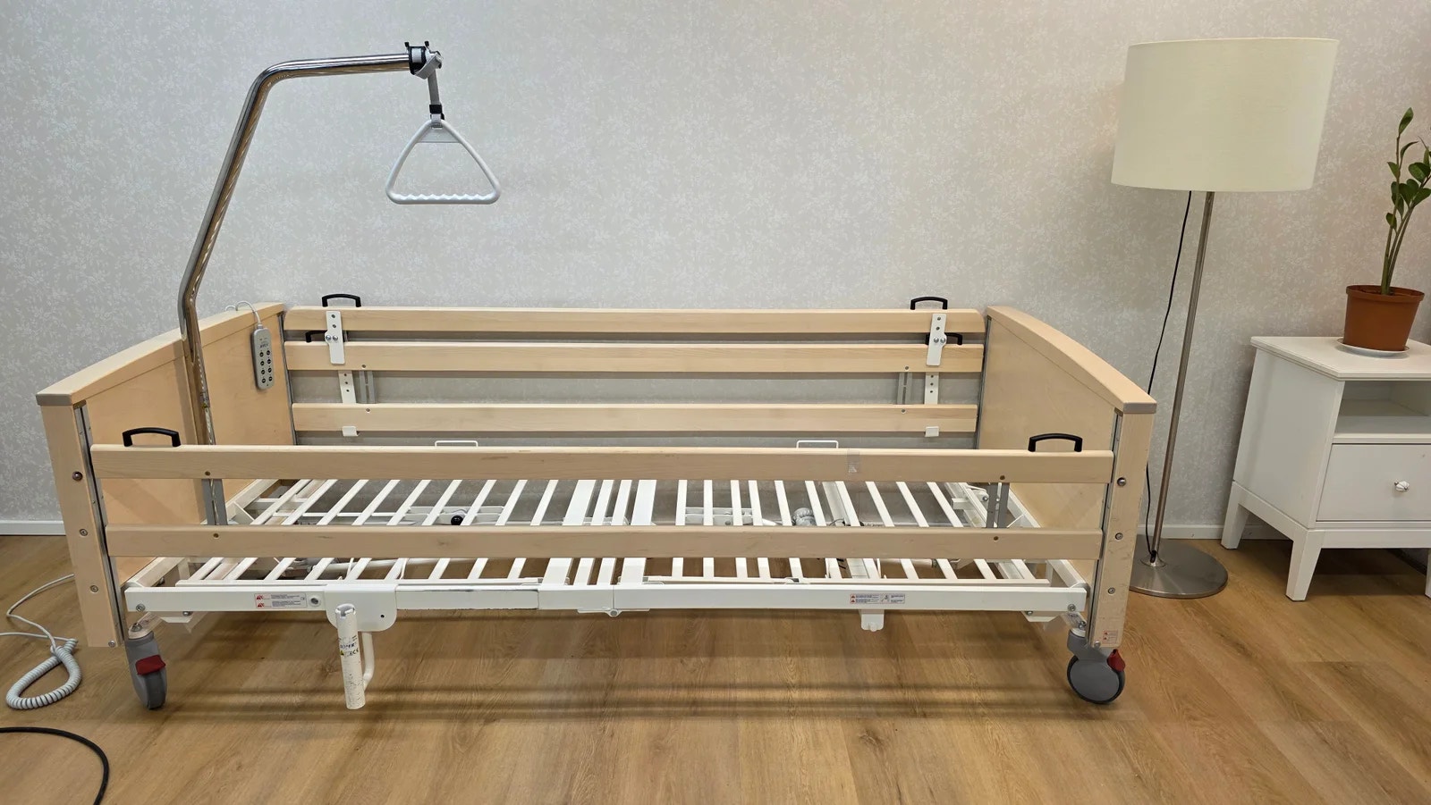 Lojer sähköinen hoitosänky, ilmainen kuljetus/Free delivery.