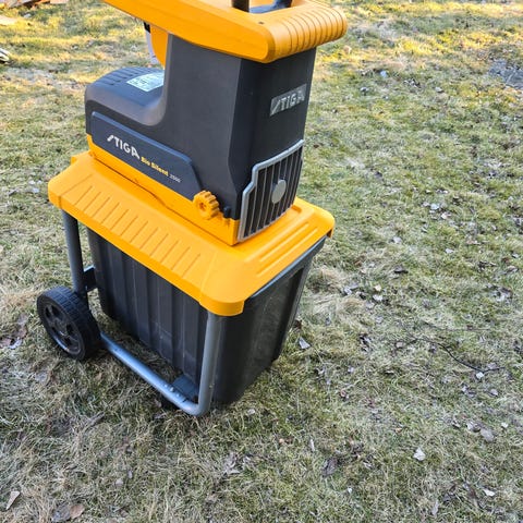 Biotrituratore Elettrico Stiga Bio Silent 2500 - 2500W, Sacco 60L, Taglio Rami Ø 4cm