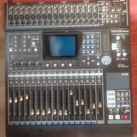 Myydään Tascam Model 12 analogimikseri/audio-interface/DAW-controlleri ...