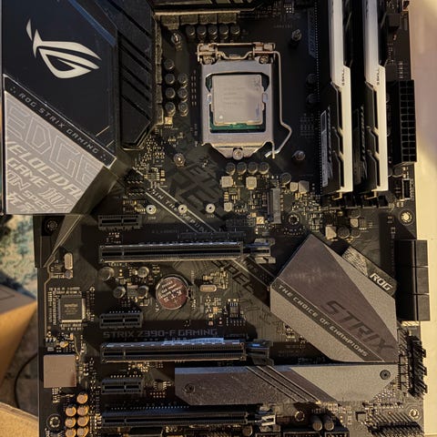 AMD Ryzen 7 5800x prosessori ja Asus ROG Strix X570-F Gaming emolevy | Tori