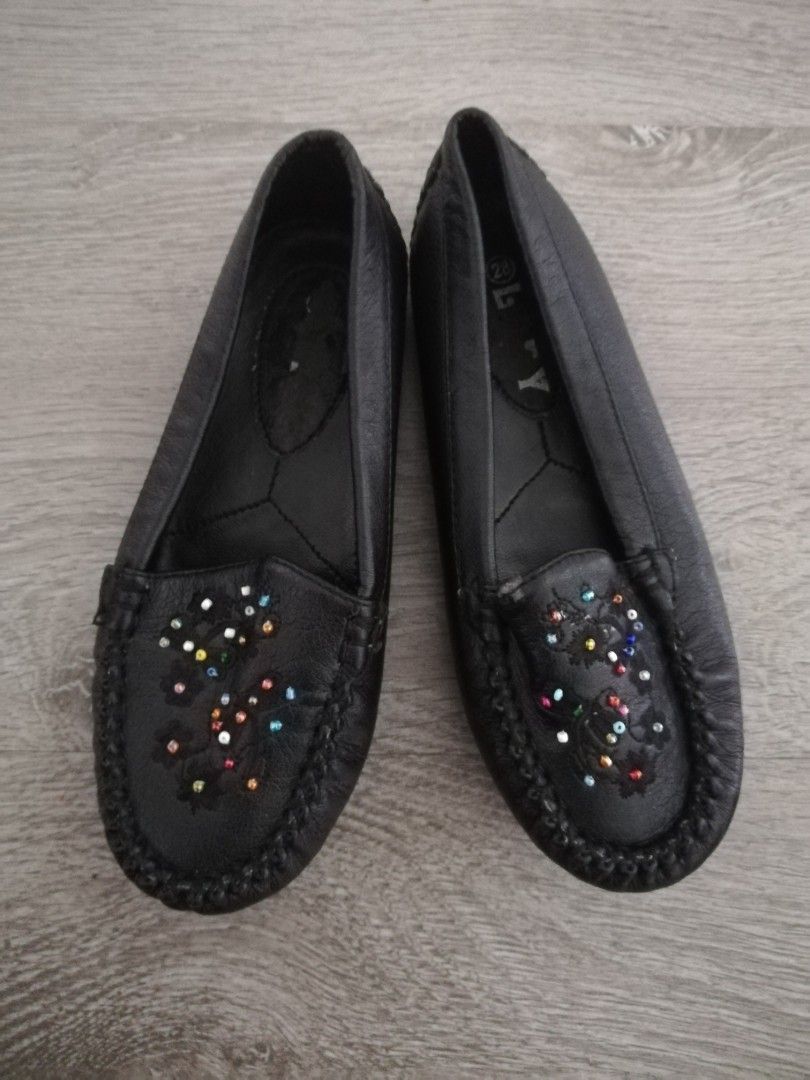 Uudet mustat kengät 28