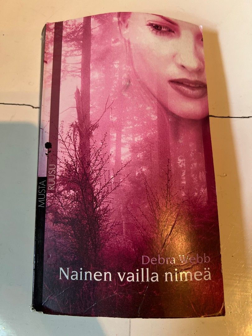 Debra Webb Nainen vailla nimeä