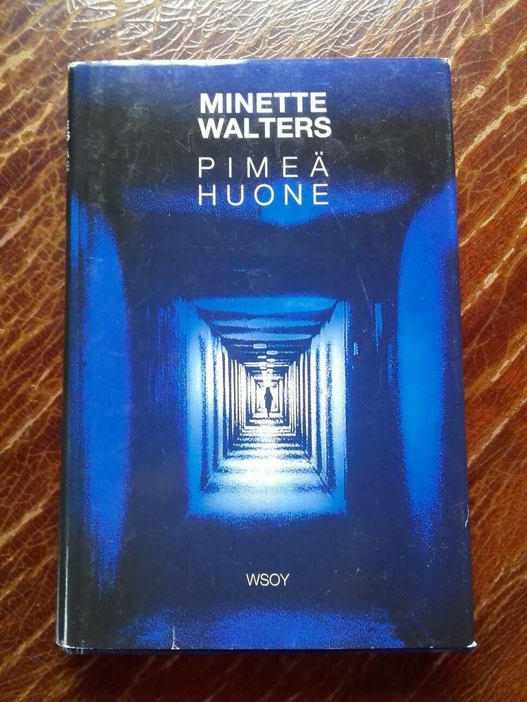 Pimeä huone - Minette Walters