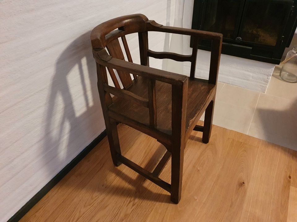 Puinen ruskea tuoli