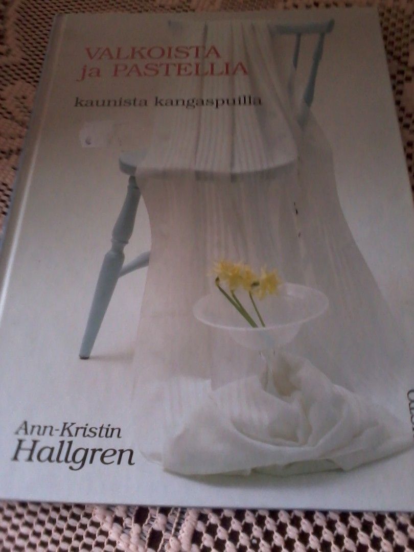 Ann-Kristin Hallgren: Valkoista ja pastellia (sid)