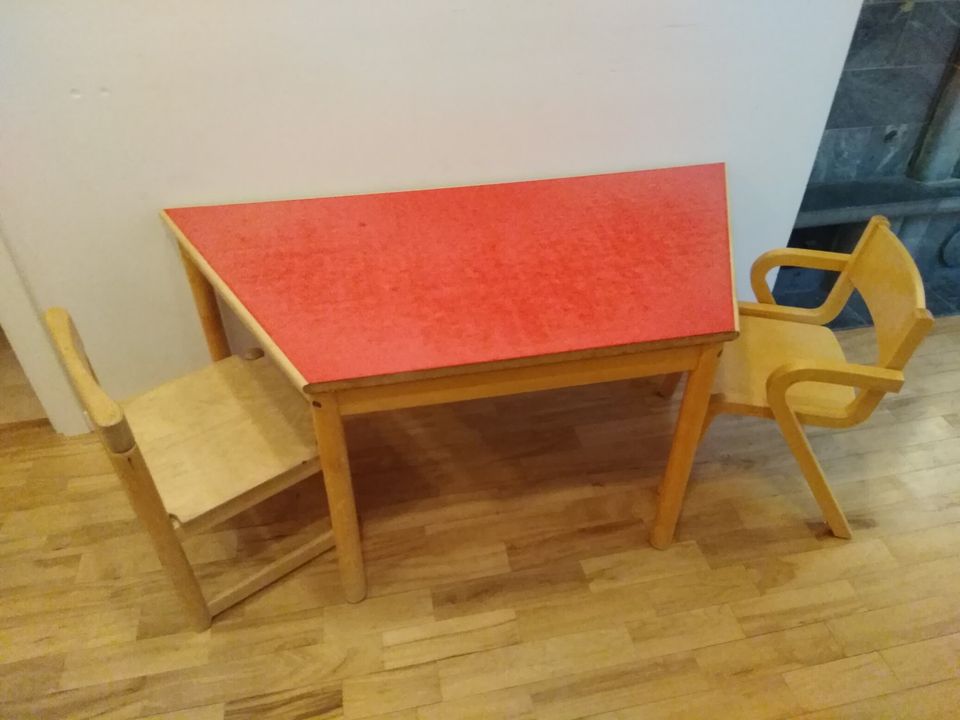 Lastenhuoneen pöytä ja tuolit, Vantaa/kuljetus