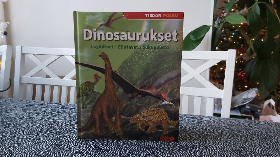 Dinosaurukset lasten tietokirja