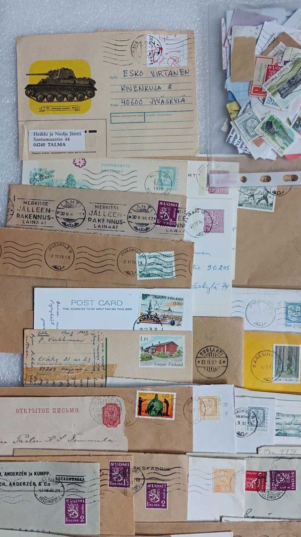 Suomalaisia postimerkkejä ja kuoria