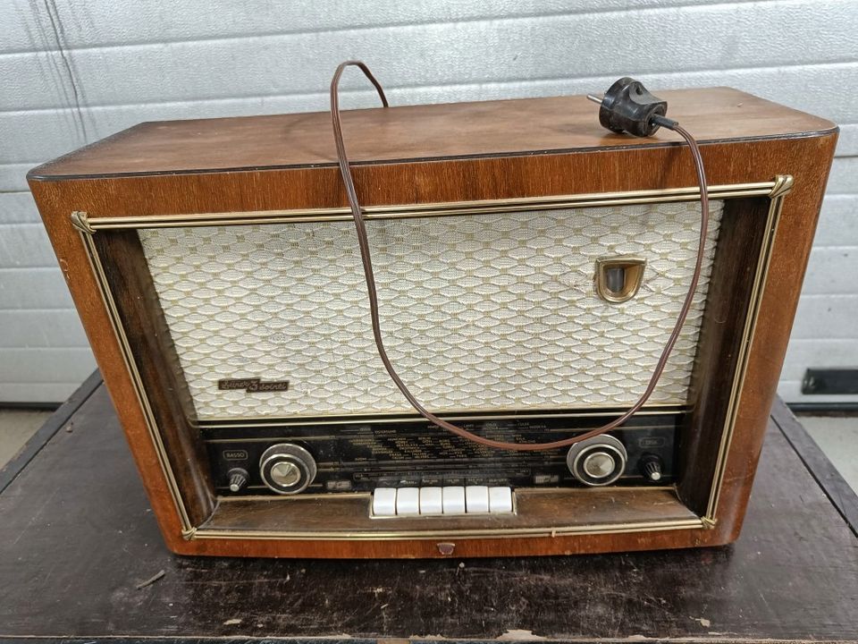 2 vanhaa radiota yht 10