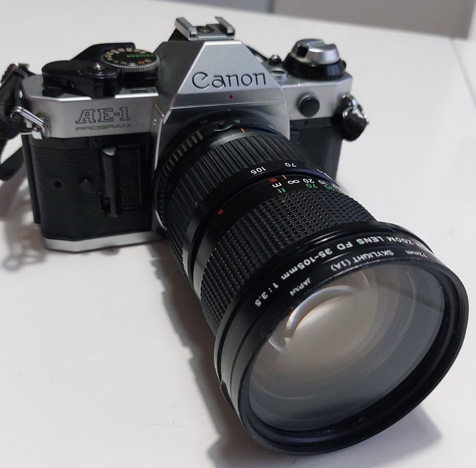 Canon AE 1 Program tarvikkeineen