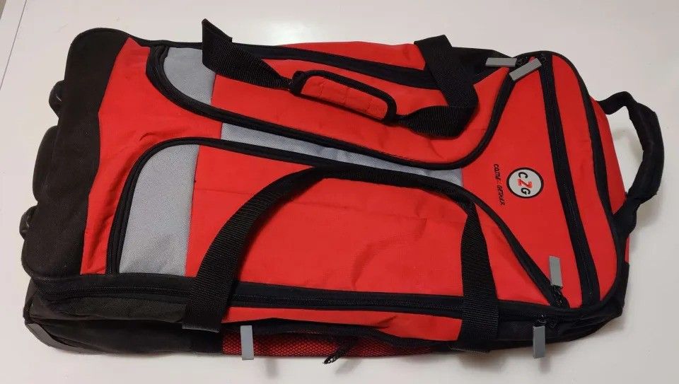 Punainen kangas matkalaukku