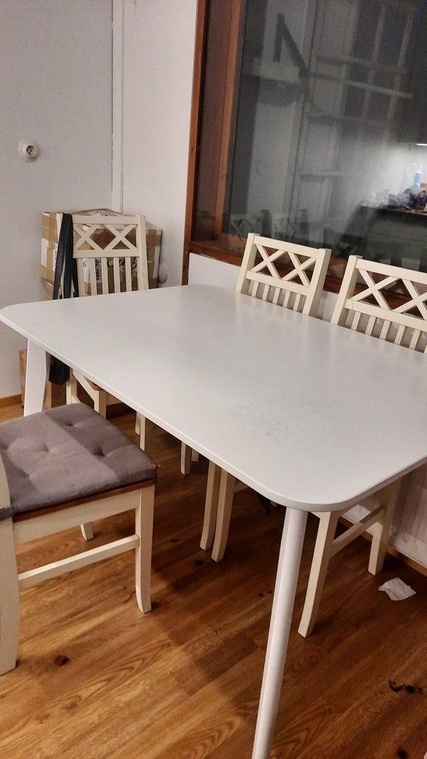 Wooden white dinner table for 6 (chairs arent included)